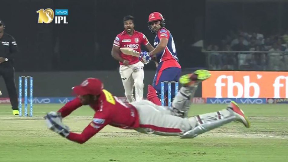 ipl2017 once again wriddhiman saha caught a superman catch 9403 IPL2017: दिल्ली के खिलाफ एक बार फिर ऋद्धिमान साहा ने लपका 'सुपरमैन' कैच