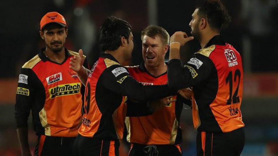 srhvsrcb sunrsers hyderabad beat royal challengers bangalore by 35 runs in 1st match of ipl10 9162 SRHvsRCB: युवराज सिंह की तूफानी पारी और गेंदबाज़ों के कमाल से SRH ने किया विजयी आगाज़