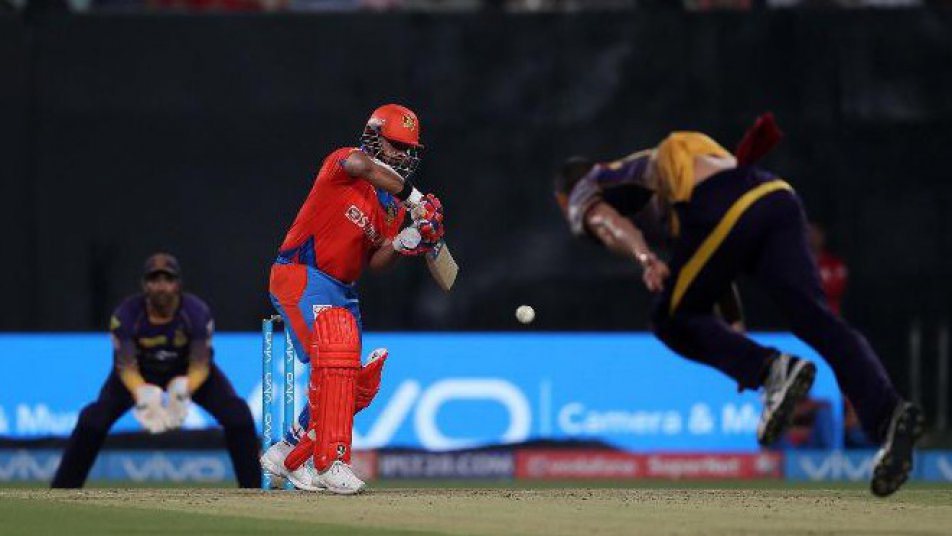 rain helps gujarat conquer kkr s fortress by 4 wickets 9524 कप्तान रैना ने भरा टीम में जोश, KKR पर 4 विकेट से जीत के साथ GL ने की वापसी