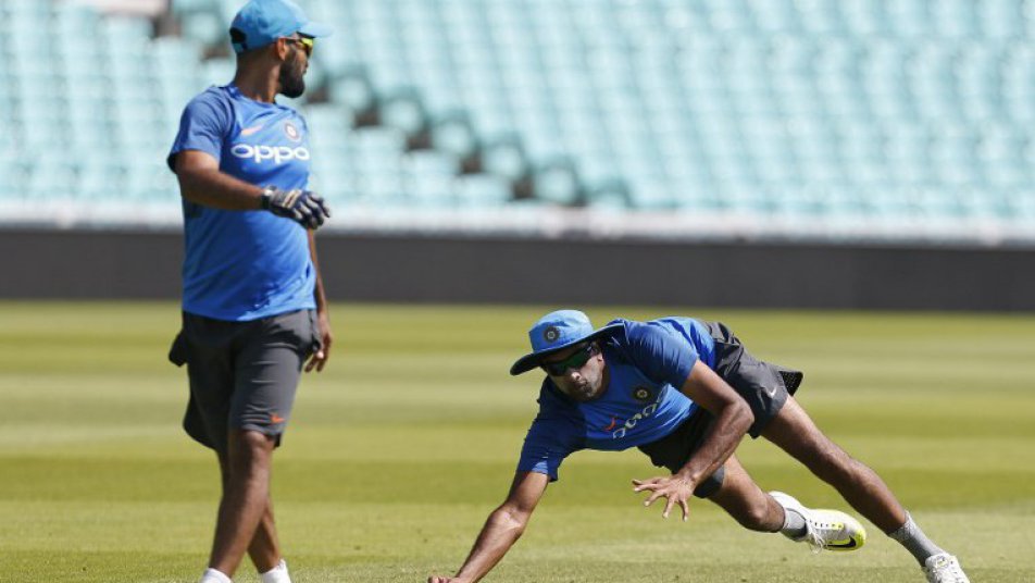 चैंपियंस ट्रॉफी: प्रैक्टिस के दौरान अश्विन के घुटने में चोट लगी ravichandran ashwin injures his knee ahead of final 10571 चैंपियंस ट्रॉफी: प्रैक्टिस के दौरान अश्विन के घुटने में चोट लगी