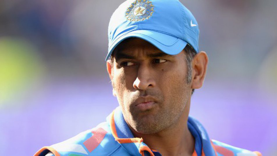 पाक से मिली बड़ी हार के बाद रांची में धोनी के घर की सुरक्षा बढ़ाई गई security personnel deployed outside dhoni s ranchi residence after pak wins champions trophy 10610 पाक से मिली बड़ी हार के बाद रांची में धोनी के घर की सुरक्षा बढ़ाई गई