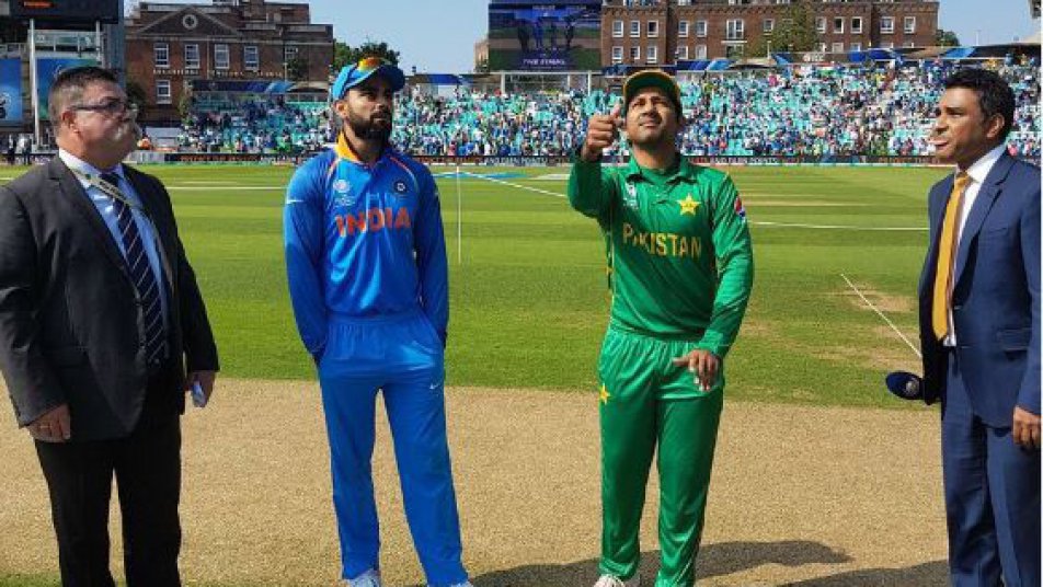 INDvPAK: चैम्पियंस ट्रॉ़फी के फाइनल में भारत ने टॉस जीतकर पहले गेंदबाजी का किया फैसला INDvPAK: चैम्पियंस ट्रॉ़फी के फाइनल में भारत ने टॉस जीतकर पहले गेंदबाजी का किया फैसला