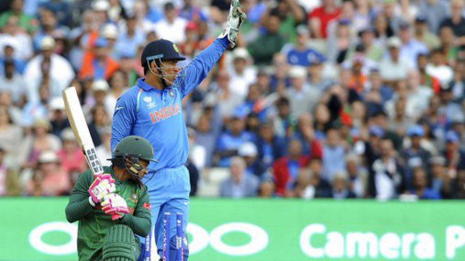 watch ms dhoni s helicopter celebration 10525 WATCH: मैदान पर दिखा एमएस धोनी का 'हेलीकॉप्टर' सेलीब्रेशन