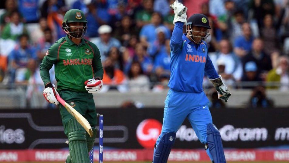 धोनी की सलाह से बांग्लादेश के खिलाफ देखते ही देखते पलट गर्इ बाजी virat kohli says ms dhoni helped make decision on asking kedar jadhav to bowl 10557 धोनी की सलाह से बांग्लादेश के खिलाफ देखते ही देखते पलट गर्इ बाजी