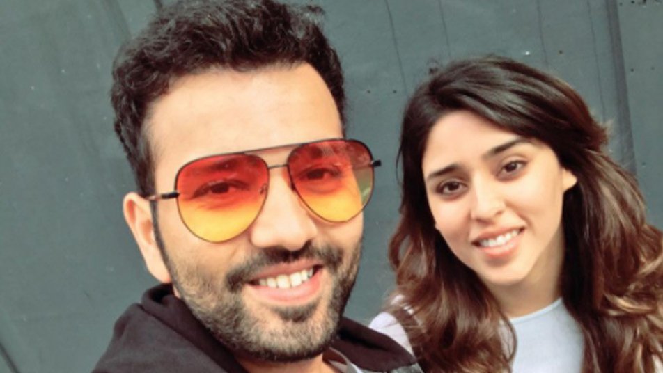 rohit sharma teases his wife for picking style over warm clothes 10367 कड़ाके की ठंड में गर्म कपड़े नहीं पहनने पर रोहित ने पत्नी को 'चिढ़ाया'!