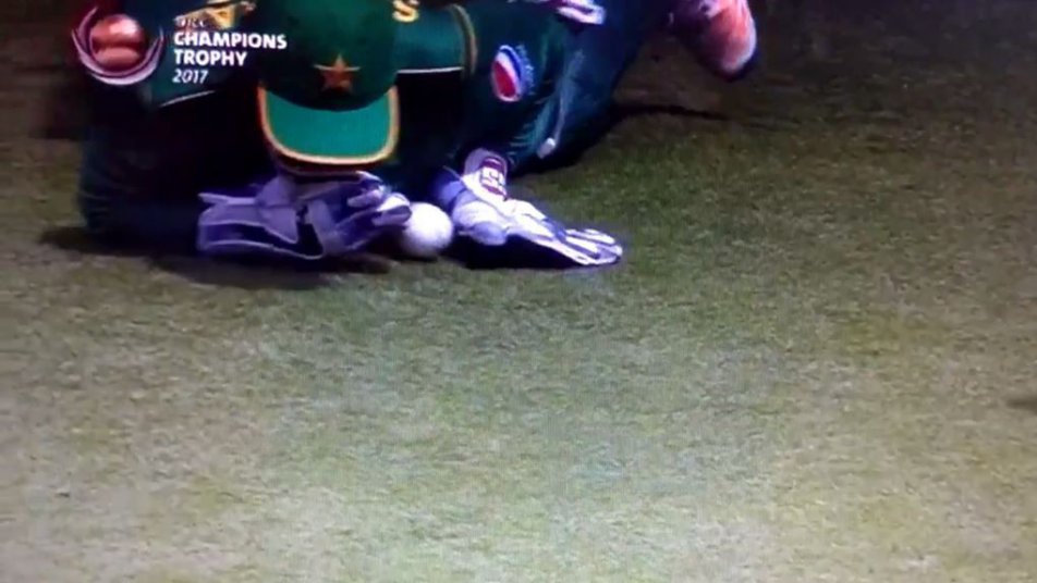 श्रीलंका के खिलाफ कैमरे ने पकड़ी पाकिस्तानी कप्तान सरफराज़ की बेईमानी