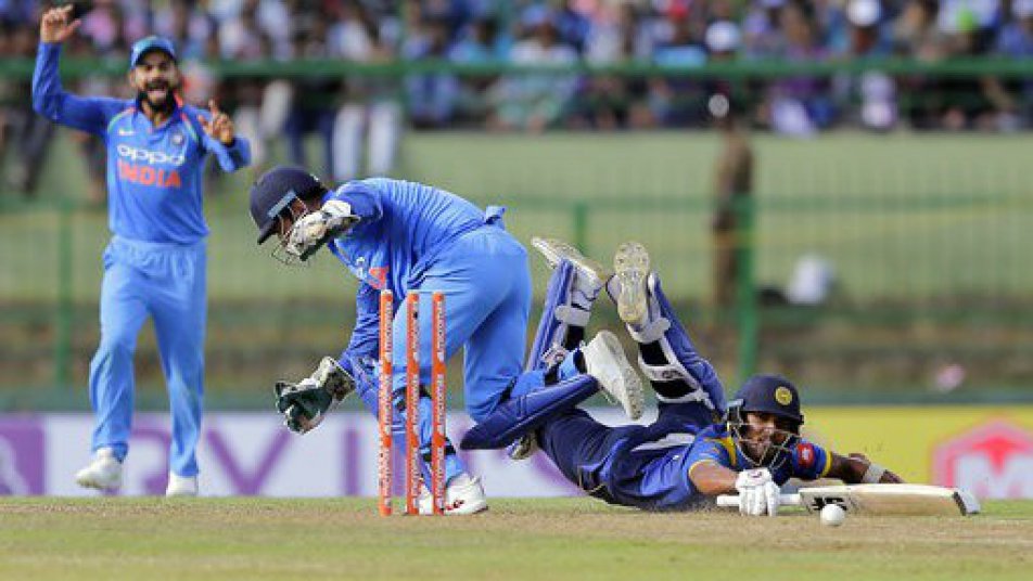 ms dhoni s rare blunder gives lifeline to dinesh chandimal 11810 शायद ही आपने धोनी को मैदान पर ऐसी 'गलती' करते देखा हो!