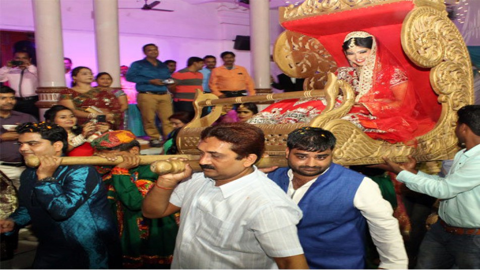 बीती रात झारखंड रणजी टीम के कप्तान सौरभ तिवारी ने बचपन की दोस्त और पड़ोसी निकिता मिश्रा से शादी रचा ली. सौरभ और निकिता की शादी पारंपरिक हिंदू रीति-रिवाज से हुई। शादी में कई दिग्गज हस्तियां भी शामिल हुई. 