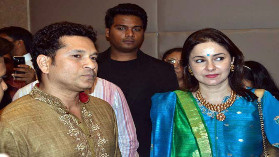 
पठान ने ट्वीट किया, ‘‘मेरे भाई रोबिन उथप्पा, आपको शादी के लिये शुभकामनायें. आप हमेशा ही मुस्कुराते रहिये, जैसा हमेशा मुस्कुराते हो. ’’ जूही ने लिखा, ‘‘रोबिन उथप्पा और शीतल अब पति और पत्नी हुए. बधाई. ’’ 