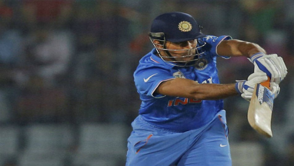 टीम इंडिया के वनडे और टी-20 टीमों के कप्तान महेंद्र सिंह धोनी ने अंतर्राष्ट्रीय क्रिकेट में 300 छक्के पूरे कर लिए हैं. वह सबसे अधिक छक्के लगाने वाले बल्लेबाजों की सूची में पांचवें स्थान पर हैं.