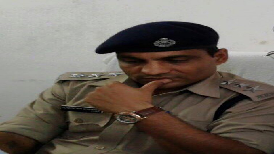 
लगभग साढ़े आठ साल बाद अब जोगिंदर पूरी तरह से पुलिस में अपनी ड्यूटी निभा रहे हैं और देश को अपनी सेवाएं दे रहे हैं. लेकिन इसके साथ भी जोगिंदर अपने पूर्व क्रिकेटर साथियों से मेल मुलाकात और फिल्म में भी बिज़ी हैं.(देखें आगे)