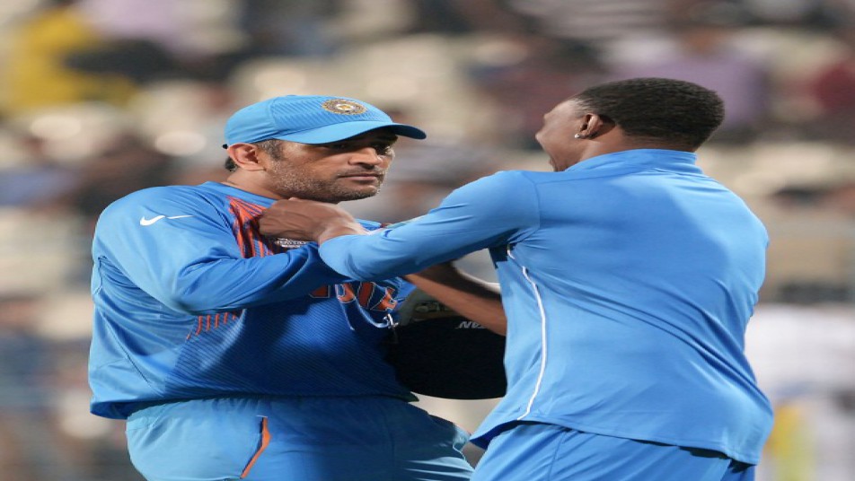 मैच के बाद जब ब्रावो ने पकड़ा कैप्टन कूल का कॉलर!