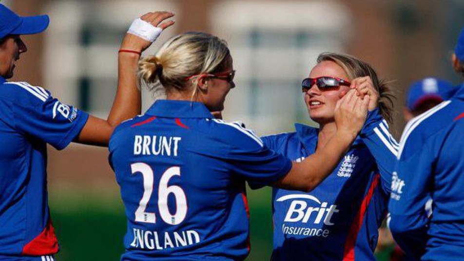 इसके बाद डेनियल ने कहा, महिला क्रिकेटरों के मैच देखने के लिए पुरुष क्रिकेटरों के मुकाबले ज्यादा फैन्स नहीं आते लेकिन उन्हें इससे कोई शिकायत नहीं है. उन्होंने कहा, “मारिया शारापोवा के करोड़ों फैन्स हैं, क्योंकि उनके मैच हर समय टीवी पर आते हैं. लेकिन मैं लोकप्रियता को लेकर ज्यादा चिंता नहीं करती.”