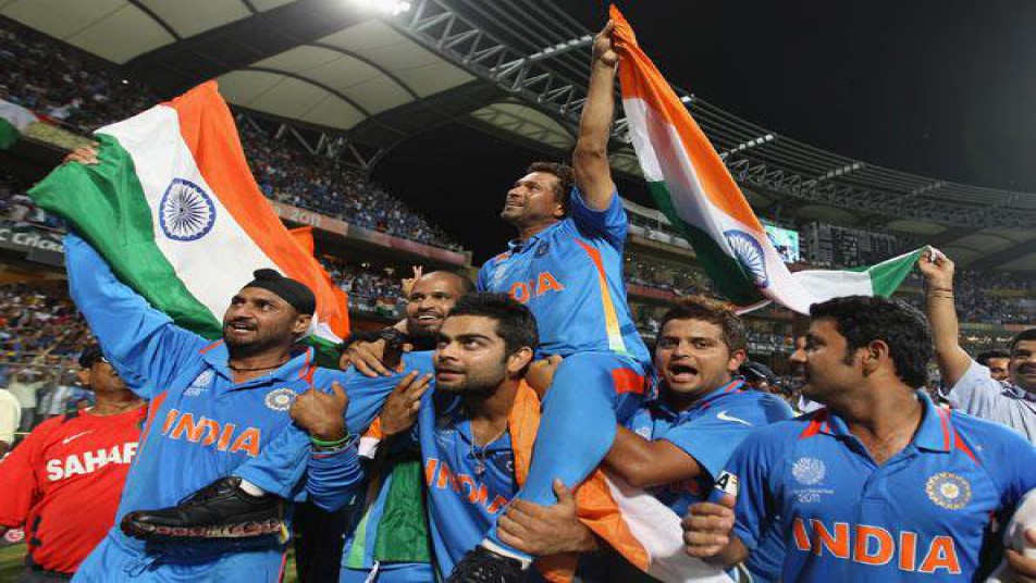 साथ ही अब वर्ल्ड क्रिकेट के लिजेंड सचिन तेंदुलकर को लेकर जो रिकॉर्ड हम आपको बतानें जा रहे हैं वो आपको मौजूदा टीम इंडिया के हीरो विराट कोहली पर गर्व करने का और मौका देगा. जी हां कल रात मैन ऑफ द मैच अवार्ड विराट कोहली ने अर्धशतक लगाने के बाद सचिन को सैल्यूट किया था जिसके बाद क्रिकेट जगत में उनको खूब तारीफ मिला. खुद विराट जब सचिन को सैल्यूट कर रहे होंगे तो उन्हें भी ये नहीं पता होगा कि उन्होनें इस पारी में सचिन के एक रिकॉर्ड की बराबरी कर ली है. कल रात का MOM अवार्ड पाकिस्तान के खिलाफ वर्ल्डकप के मुकाबले में तीसरा मैन ऑफ द मैच अवार्ड था. जबकि सचिन ने भी पाकिस्तान के खिलाफ विश्वकप में 3 मैन ऑफ द मैच अवार्ड जीते हैं. इस लिहाज़ से विराट ने सचिन के इस रिकॉर्ड की बराबरी कर ली.