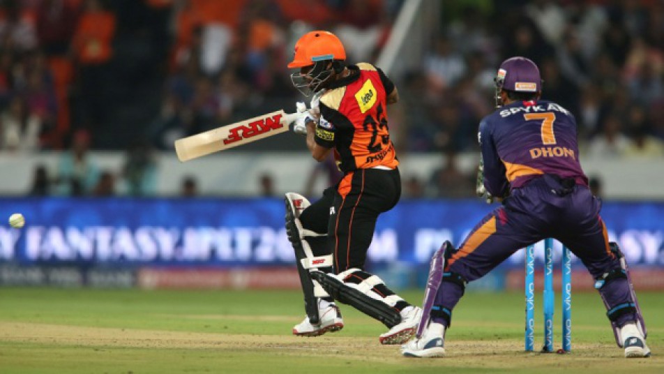 
शिखर की धीमी बल्लेबाजी: कल रात शिखर धवन की धीमी बल्लेबाजी रही. आपको बता दें कि इस मैच में शिखर ने 53 गेंदों पर दो चौके और एक छक्के की मदद से नाबाद 56 रन बनाएं जो किसी ओपनर के द्वारा नाबाद रहते हुए बनाया गया दूसरा सबसे कम स्कोर है.