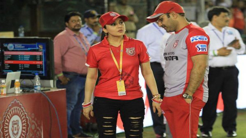 खबरों के मुताबिक प्रीति ने कोच संजय बांगर के साथ गाली-गलौज करते हुए उन्हें टीम से बाहर तक कर देने की धमकी दे डाली. प्रीति सोमवार को मैच में चुनी गई टीम से बिल्कुल भी खुश नहीं थी.