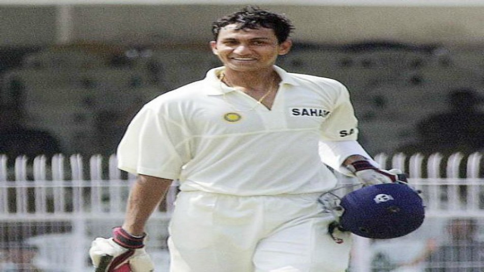 संजय बांगड़ का रिकॉर्ड टेस्ट क्रिकेट खेलने वाली टीमों में से सबसे कमजोर टीम आंकी जाने वाली जिम्बाब्वे के खिलाफ सबसे खराब रहा है. हालांकि इस रिकॉर्ड में 4 और बल्लेबाज शामिल हैं जिसमें बांगड़ का नाम भी शामिल है.