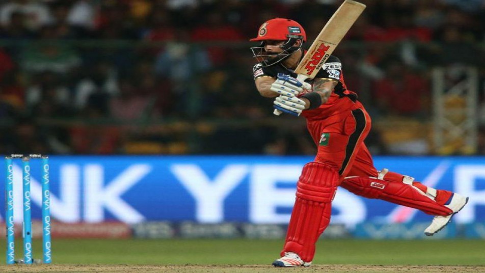 
विराट कोहली मौजूदा भारतीय टीम के सर्वश्रेष्ठ बल्लेबाज़ हैं और इस दौर में वो जिस तरह की बल्लेबाज़ी कर रहे हैं उससे क्रिकेट जगत के तमाम बड़े रिकॉर्ड्स टूटने के करीब नज़र आ रहे हैं. मौजूदा आईपीएल में 973 रनों के साथ सबसे ज्यादा रन बनाने का खिताब भी विराट को ही मिला है.