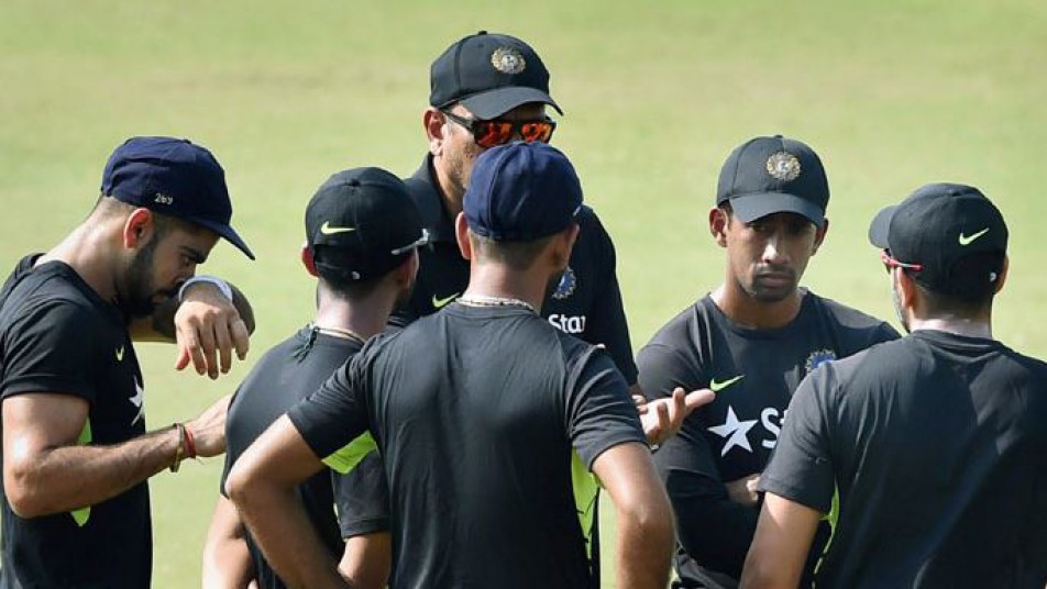 टीम इंडिया के मुख्य कोच पद के आवेदन की जंग अभी जारी है इस रेस में शामिल 6 भारतीय नामों के बाद अब पहले विदेशी खिलाड़ी का नाम जुड़ गया है. 
