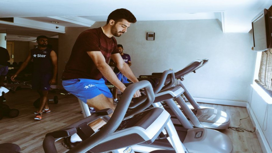 टीम इंडिया के गेंदबाज़ और पहले मैच में 2 विकेट अपने नाम करने वाले बरिंदर सरन ने भी जिम में पसीना बहाया.