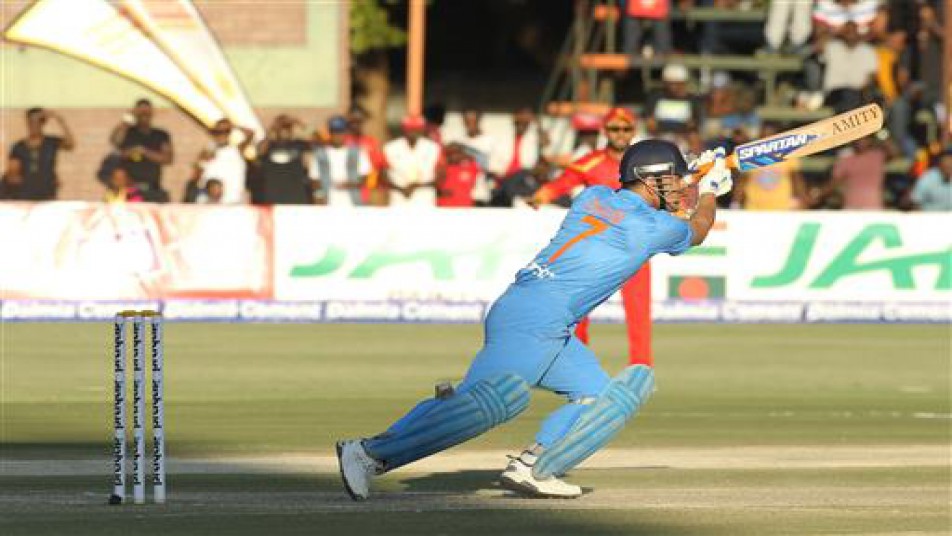 लेकिन भारतीय क्रिकेट प्रशंसकों को हार से ज्यादा इस बात का दुख है कि क्रीज़ पर मौजूद कप्तान धोनी के बावजूद टीम इंडिया आखिरी ओवर में आठ रन नहीं बना सकी और अफसोस हो भी क्यों नहीं जब खुद देश के कप्तान का रिकॉर्ड ही ऐसा हो.