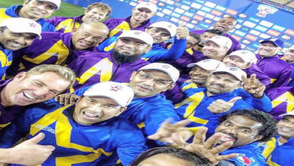 'मिस्ट्री गर्ल' को सरेआम किस करते स्पॉट हुआ क्रिकेट का लिजेंड!