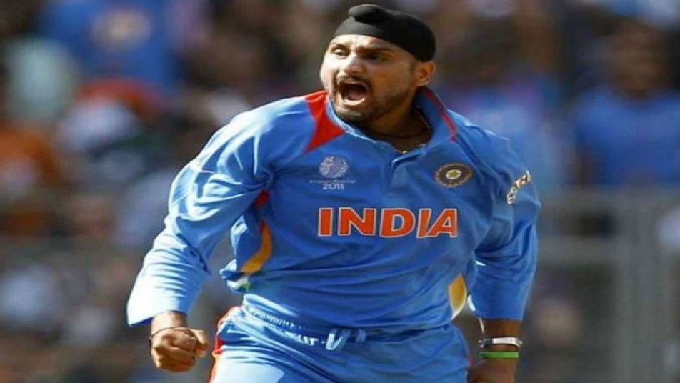 टीम इंडिया के स्टार स्पिनर और टर्बिनेटर हरभजन सिंह हमेशा अपने अलग अंदाज के लिए जाने जाते रहे हैं. फिर चाहे वो क्रिकेट का मैदन हो या क्रिकेट से बाहर की दूनिया दोनो वो हमेशा सुर्खियों में बने रहते हैं.