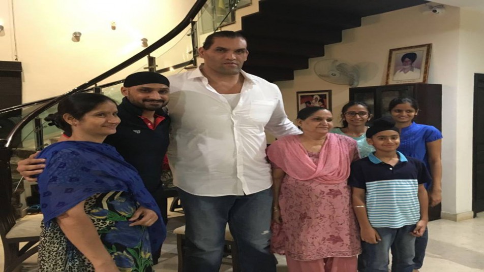 इस दौरान देश के दो शेरों ने बातचीत कर काफी अच्छा समय बिताया. द ग्रेट खली के नाम से दुनिया भर में मशहूर दिलीप सिंह राणा और भज्जी ने अपनी फोटो को सोशल मीडिया पर पोस्ट की.