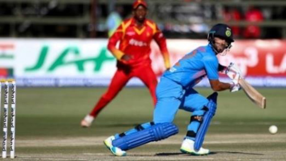 कल ज़िम्बाब्वे से मिले 100 रनों के लक्ष्य के जवाब में टीम इंडिया की ओपनिंग जोड़ी केएल राहुल और मंदीप सिंह ने बेहतरीन बल्लेबाज़ी करते हुए टीम इंडिया को 10 विकेट से जीत दिलाई और एक बड़ा रिकॉर्ड भी अपने नाम कर लिया. 
