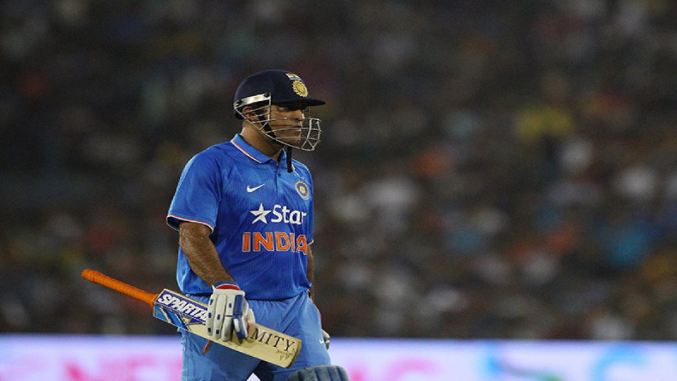 धोनी के क्रीज़ पर होते हुए भी हार गई टीम इंडिया!