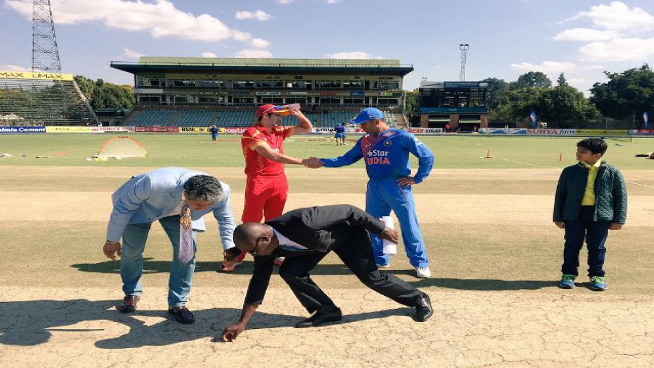 टीम इंडिया के कप्तान महेन्द्र सिंह धोनी ने जिम्बाब्वे के खिलाफ तीसरे टी 20 मुकाबले में टॉस के लिए आते ही नया इतिहास अपने नाम दर्ज करा लिया. 
