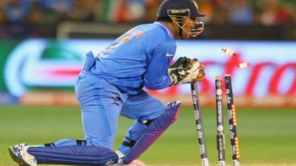 
कप्तान धोनी टीम इंडिया के सबसे सफल कप्तान हैं और बतौर विकेटकीपर भी उनका प्रदर्शन बेहद शानदार है. उन्होंने अंतराष्ट्रीय क्रिकेट में विकेट के पीछे 705 शिकार किए हैं.