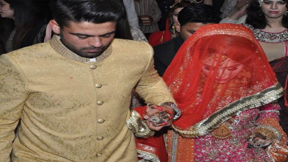 अपनी खूबसूरत बेगम के साथ नजर आए पाकिस्तानी 'विराट कोहली'