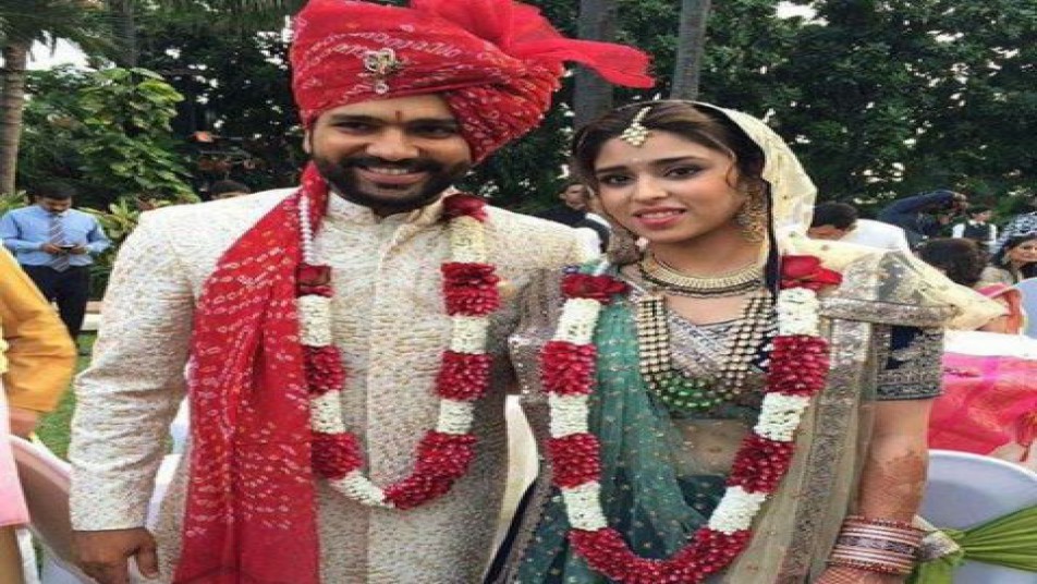 टीम इंडिया के हिटमैन यानी रोहित शर्मा ने पिछले साल 13 दिसंबर को अपनी गर्लफ्रेंड रितिका सजदेह के साथ शादी की थी लेकिन तब वो टीम इंडिया के व्यस्त कार्यक्रम के चलते हनीमून पर नहीं जा सके थे.
