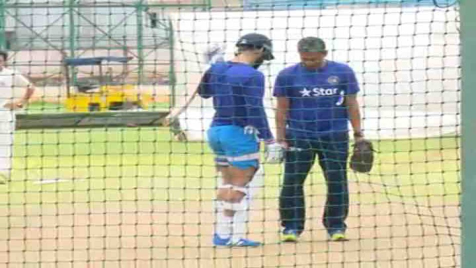 वक्त - दोपहर करीब 1 बजकर 45 मिनट...जगह - बैंगलूरु का NCA ग्राउंड. टीम इंडिया के कप्तान विराट कोहली अचानक मैदान पर पहुंचे उनके पीछे बैंटिंग कोच संजय बांगड़ भी नजर आए.  