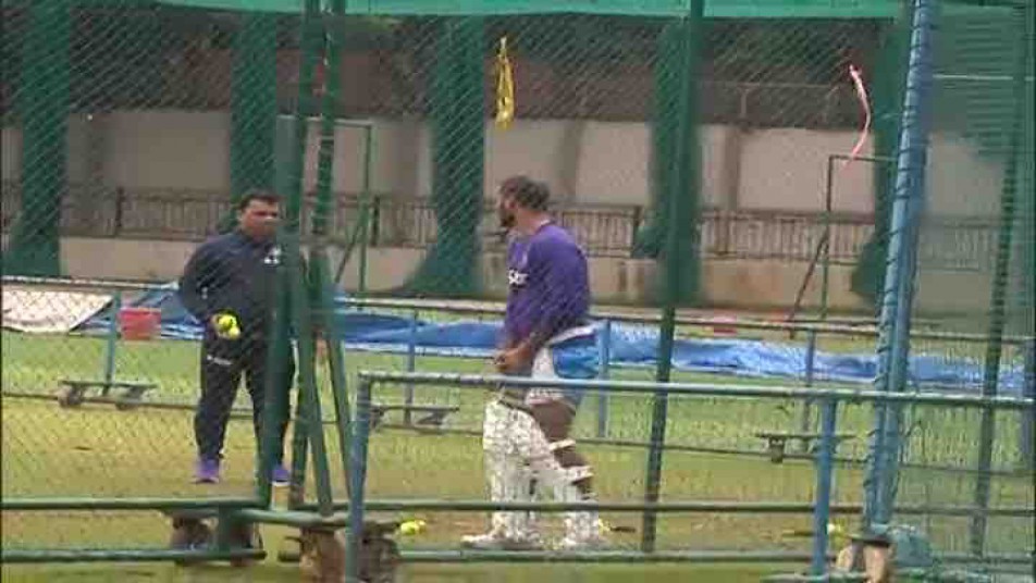 टीम इंडिया के कैंप में दिलचस्प नजारा दिखा जब शिखर धवन प्रैक्टिस के लिए उतरे. कोच कुंबले ने शिखर को तैयार कराने के लिए एक अलग स्टाइल अपनाया.