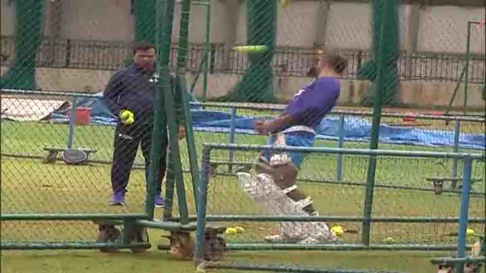 जब शिखर धवन बल्लेबाजी की प्रैक्टिस करने आए तो उनके बल्ले से लगातार एज निकल रहे थे, असली खेल में एज निकलने का मतलब है विकेट गंवाना. इसी से उबरने के लिए कोच अनिल कुंबले ने शिखर धवन को शैडो प्रैक्टिस करवाई. 
