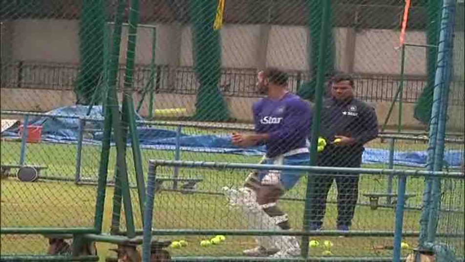 एक के बाद शिखर की तरफ इम्तिहान उछाले गए ये प्रैक्टिस तेज पिचों पर पास से निकलते गेंदों को छोड़ने की ये प्रैक्टिस है रिफ्लेक्स एक्शन सुधारने की.