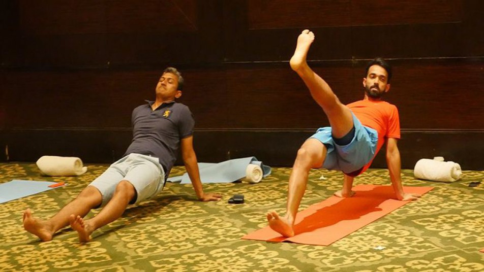 बल्लेबाज़ी कोच संजय बांगर के साथ अपनी बल्लेबाज़ी को बेहतर बनाने के लिए योग का सहारे लेते अजिंक्ये रहाणे.