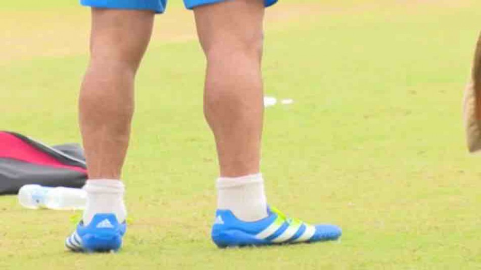 क्रिकेट के मैदान पर प्रैक्टिस के दौरान विराट फुटबॉल बूट पहन कर उतरे.
