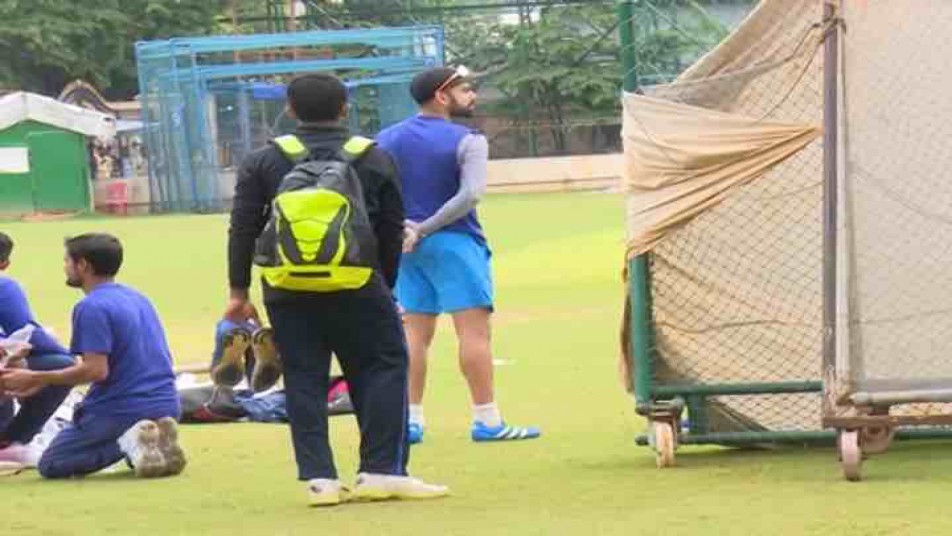 ये देखिए... विराट कोहली का फुटबॉल बूट... बाकि के खिलाड़ी क्रिकेट शू पहने हुए थे. गेंदबाज स्पाइक्स में थे तो बल्लेबाज बैटिंग शू पहने हुए थे. लेकिन विराट कोहली ने खास तौर से फुटबॉल शू पहना था.