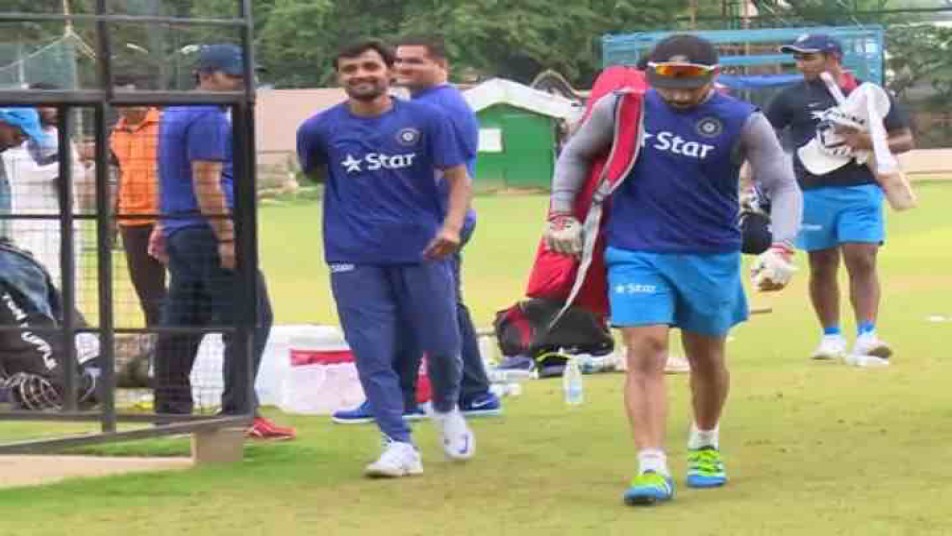 पिछले 4 दिन के प्रैक्टिस सेशन में एक बार भी टीम इंडिया फुटबॉल खेलती नजर नहीं आई. नेट सेशन में या तो गेंदबाजी या बल्लेबाजी हुई या फिर खिलाड़ियों ने फील्डिंग की प्रैक्टिस की.