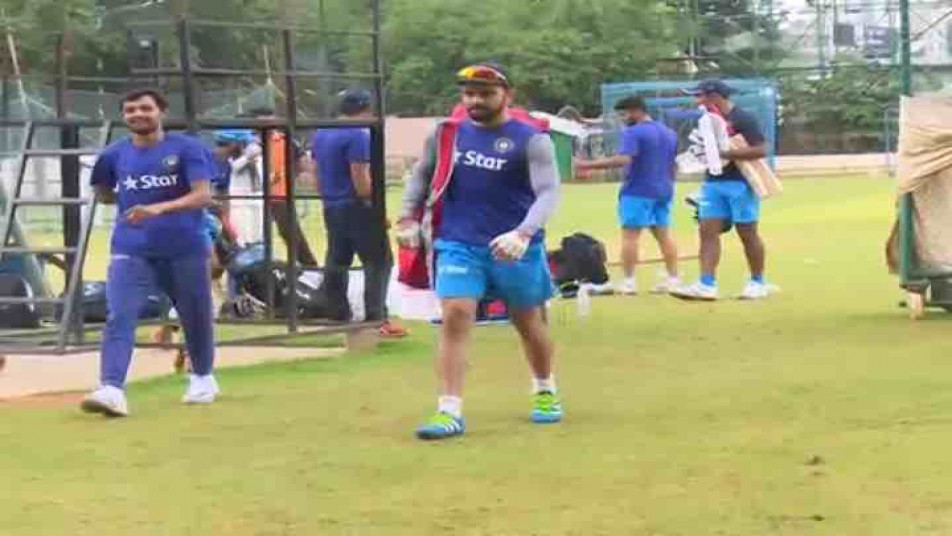 लेकिन लगता है कि विराट कोहली फुटबॉल को बहुत मिस कर रहे हैं. तभी तो वो क्रिकेट की प्रैक्टिस में भी फुटबॉल बूट पहने नजर आ रहे हैं.