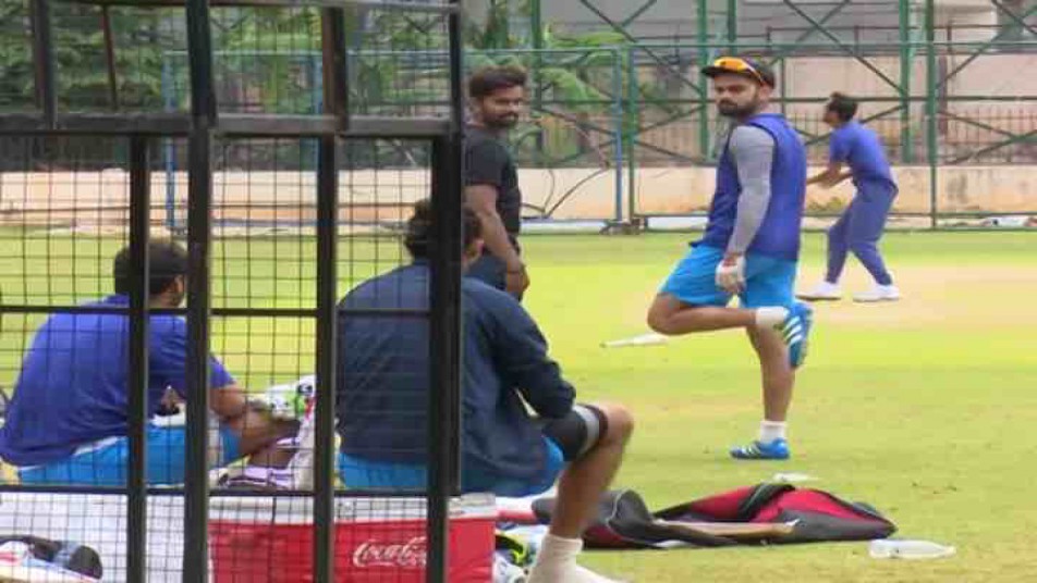 साफ है कि विराट फुटबॉल के रंग में रंगे हुए हैं और शायद यही वजह है कि वो क्रिकेट के मैदान पर भी फुटबॉल को नहीं भुला पा रहे.