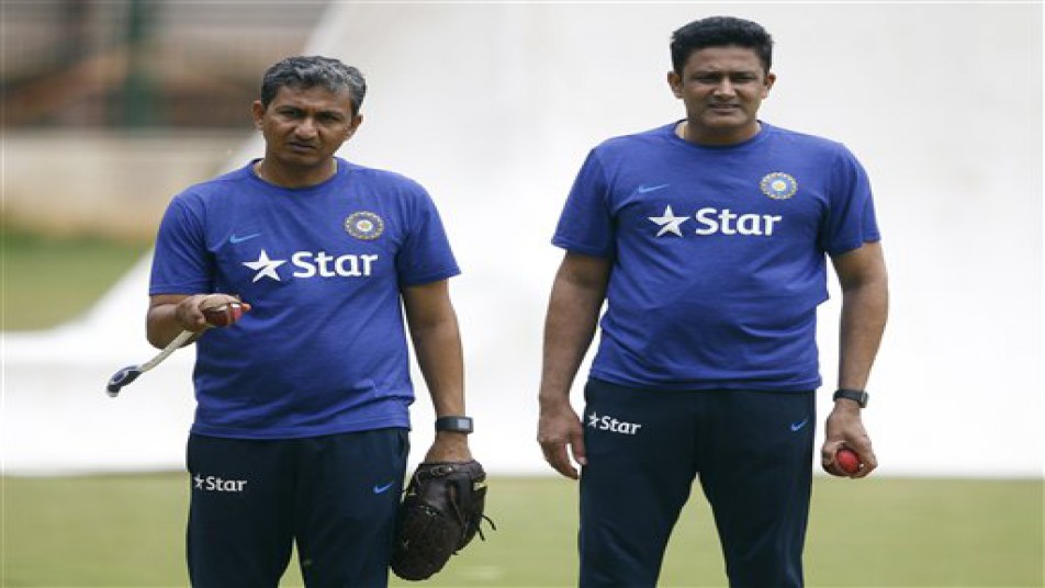 टीम इंडिया के नए कोच अनिल कुंबले टीम के साथ नया नया प्रयोग कर रहे हैं. प्रयोग प्रैक्टिस मैच में भी किया जा रहा है. आज जो तस्वीरें सामने आई उससे टीम इंडिया की परेशानी थोड़ी बढ़ सकती है. 