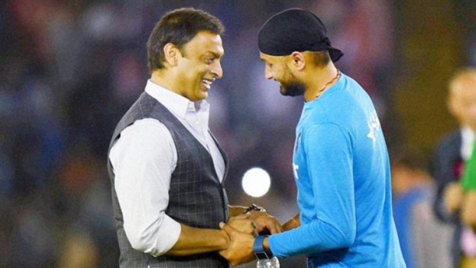 उन्होंने कहा, ‘‘असल में हम आपस में वैसे ही मस्ती कर रहे थे. भज्जी और युवी दोनों मेरे छोटे भाई जैसे हैं उन्हें पीटने का सवाल ही पैदा नहीं होता.’’ हरभजन ने भारतीय टीवी चैनल पर इस घटना का जिक्र किया था और पाकिस्तानी मीडिया ने भी इसे विशेष तवज्जो दी थी. उस श्रृंखला में पाकिस्तान के कप्तान रहे इंजमाम उल हक ने भी उस घटना की पुष्टि की.