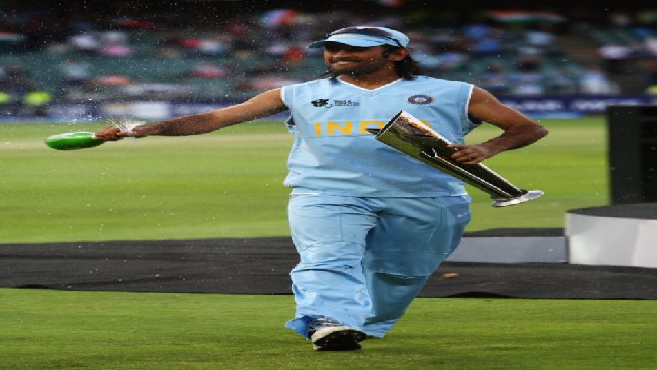 धोनी को टीम इंडिया की कमान साल 2007 में टी-20 वर्ल्ड के दौरान मिली और धोनी ने अपनी कप्तानी में पहली बार आयोजित हुई टी-20 वर्ल्डकप का खिताब जीत कर इतिहास रच दिया तब से लेकर धोनी कभी पीछे मुड़ कर नहीं देखा.