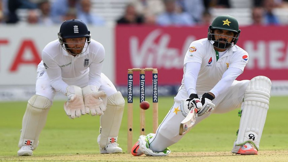 पाकिस्तान और इंग्लैंड के बीच 4 टेस्ट मैचों की सीरीज में लॉर्ड्स टेस्ट में पाकिस्तान के कप्तान मिस्बाह उल हक (110) ने शानदार शतक जमा कर इतिहास रच दिया.