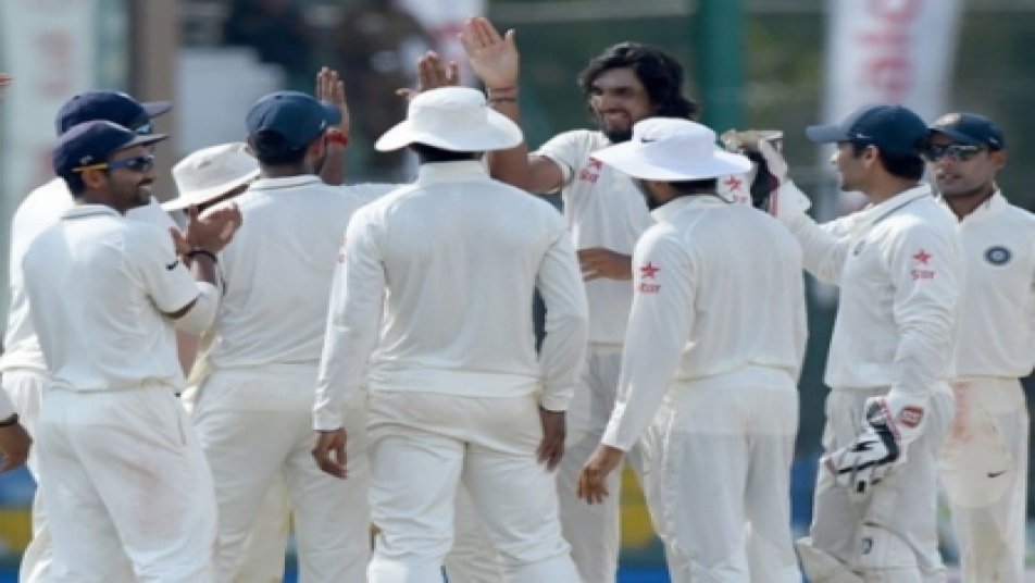 बल्लेबाज़ों की अहम भूमिका के बाद अब पहले टेस्ट में आगे का दारोमदार टीम इंडिया के गेंदबाज़ी पर रहेगा.
