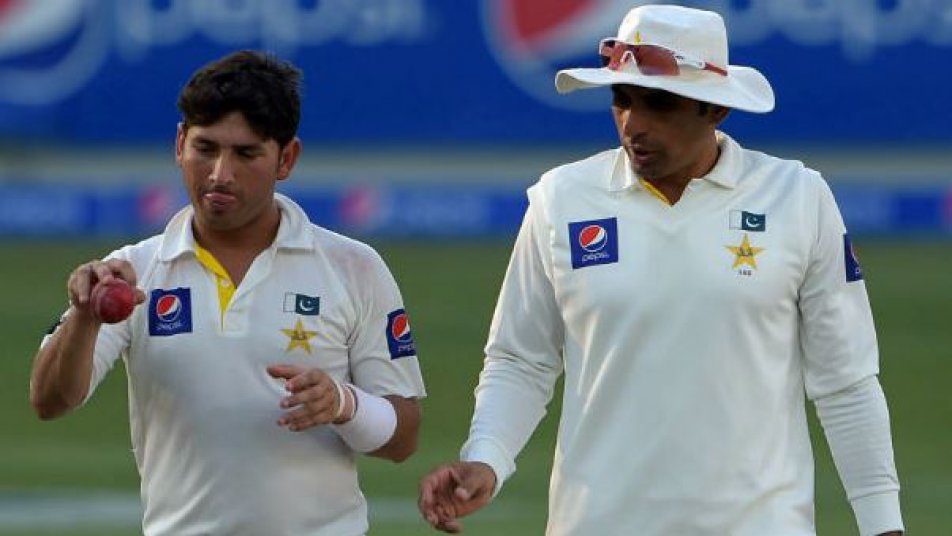 पहली पारी में कोई पाकिस्तानी गेंदबाज इंग्लैंड के बल्लेबाजों को नहीं रोक पाया और इंग्लैंड ने 589 का विशाल स्कोर बना कर पारी घोषित कर दी.
